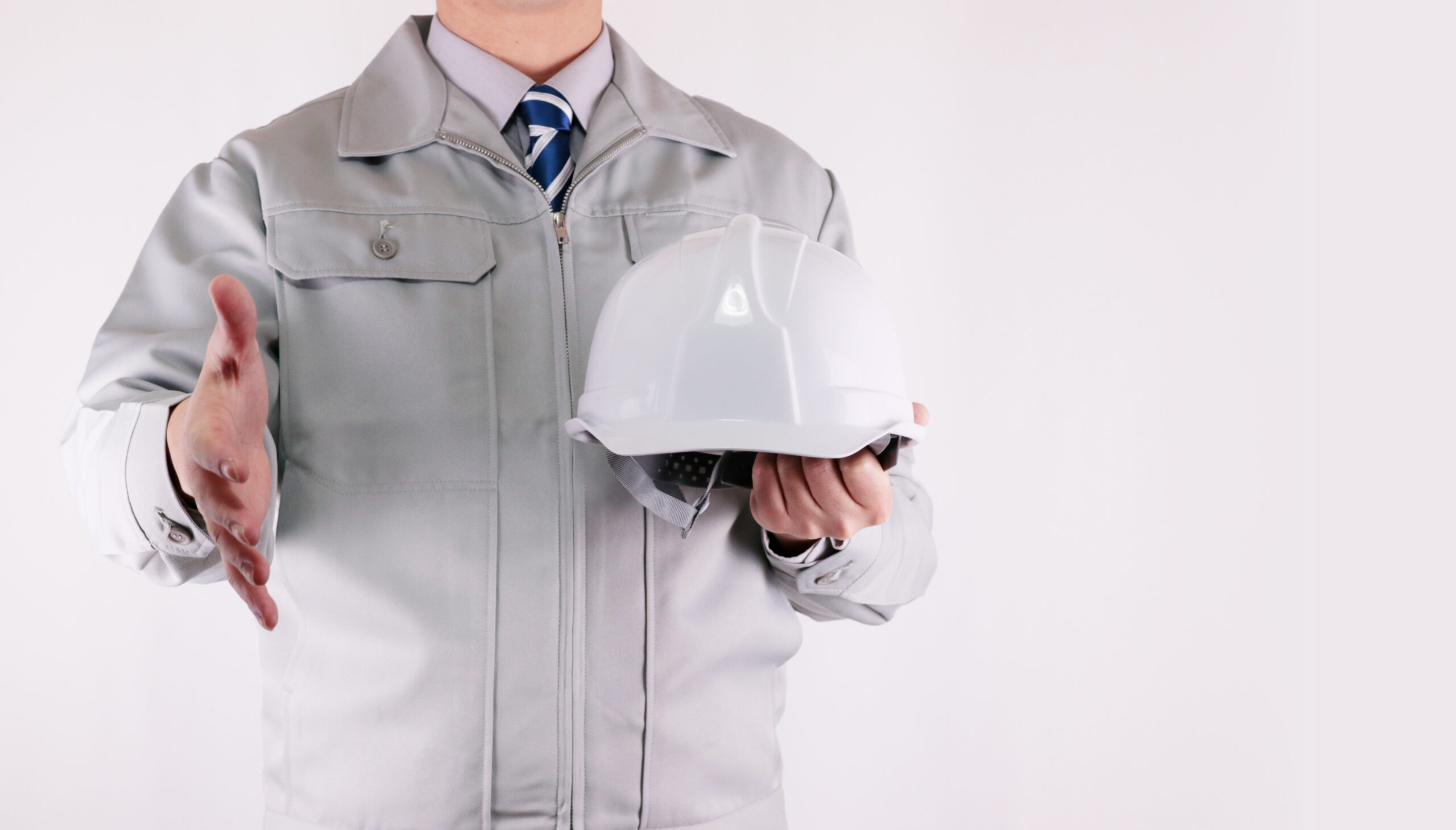 手を差し伸べる作業服の男性